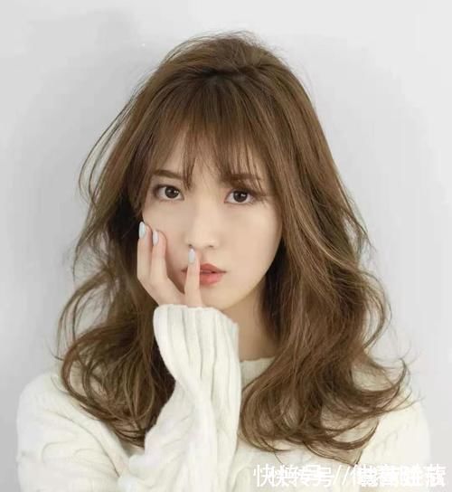 大弯 三四十岁女人发量非常多,适合烫什么发型?试试时髦减龄的弯弯烫
