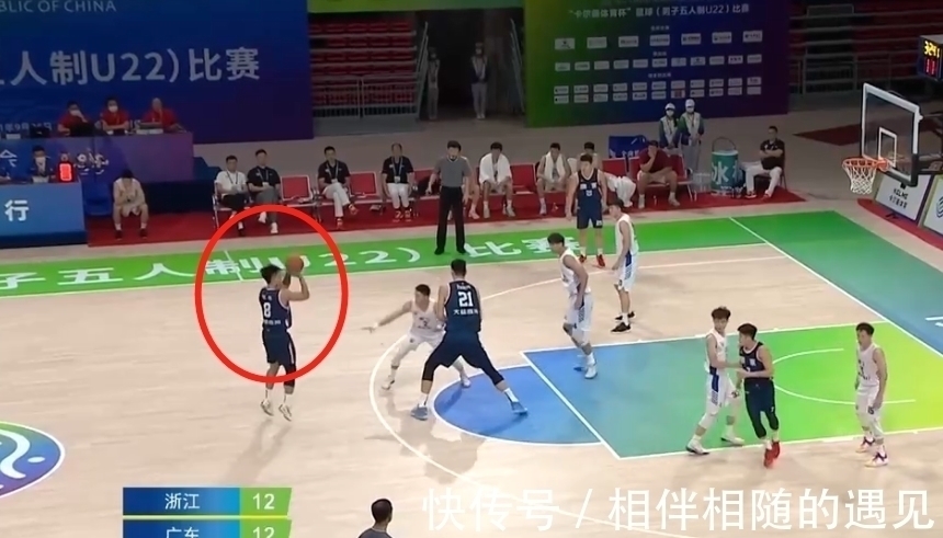 广东男篮|1.74秒换赵睿!再被换上与徐杰唱“双簧”,杜锋为何大闹技术台?