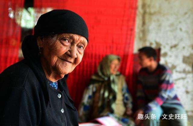 热爱生活|中国134岁长寿老人,一辈子只喝凉水,历经3个世纪,如今六代同堂