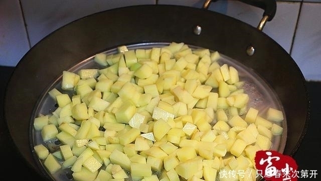 老奶|目前为止,吃过的土豆最好吃的做法,一勺一勺的根本停不下来