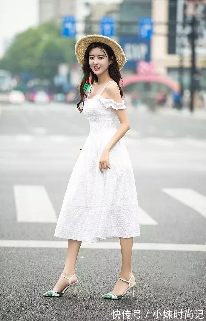 小姐姐 一双高跟鞋穿搭脚上,让女性的搭配更显魅力