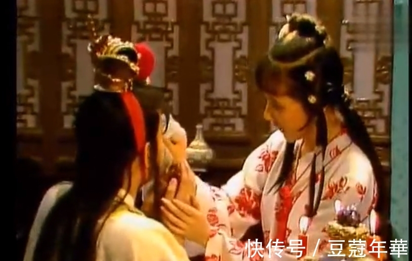 含丹$同样是“宝玉看呆宝钗”,老版宝黛钗太可爱,新版像大型宫斗现场