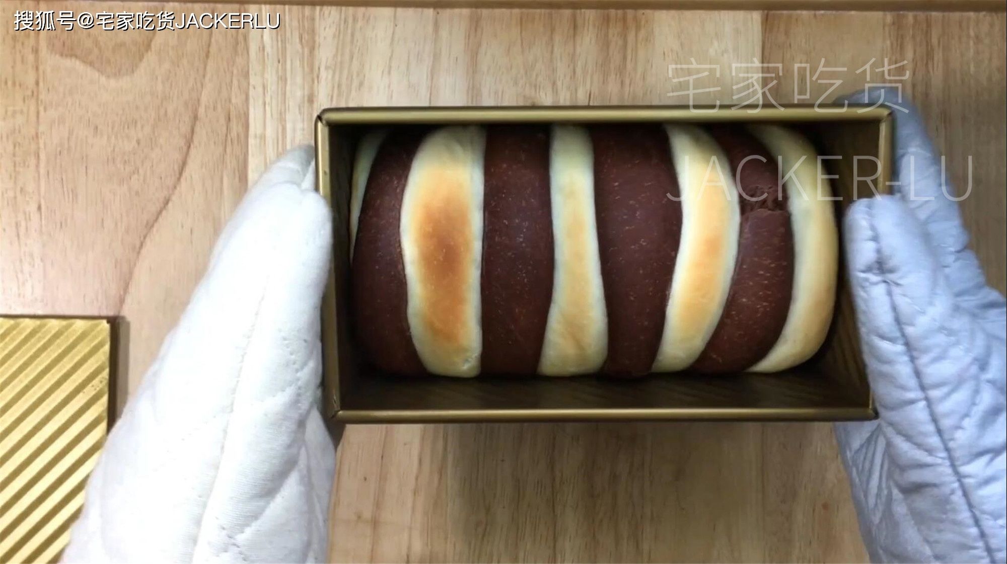 双色吐司面包,牛奶与可可携手共舞,双重味觉享受。