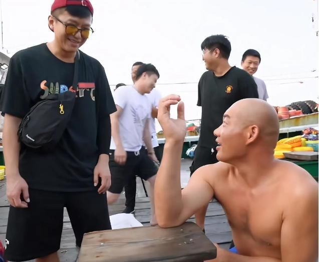 搬运工|邓超与农民工扳手腕,比赛结束一个动作惹怒网友:嫌弃就别玩