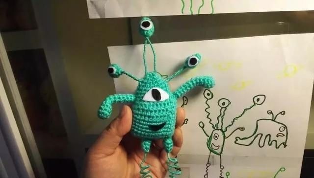 编织成|妈妈会魔法,钩针就是她的魔法棒,把孩子的画编织成了实物