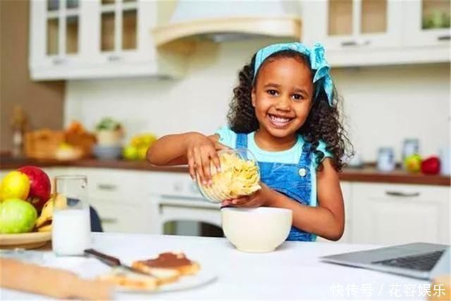 危险|妈妈,我帮你做菜,掌握好厨房亲子时间,让孩子更优秀