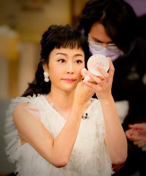 影视剧|46岁女星分享抗癌经历，呼吸困难似行尸走肉，因贫血考虑切除子宫