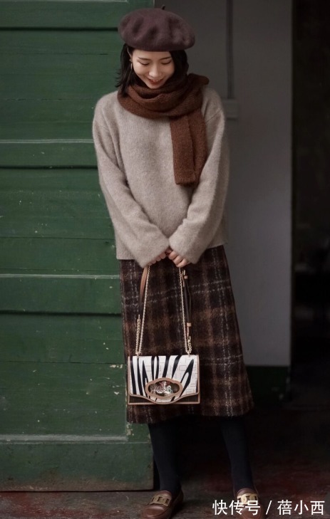 黑白配|新年如何让人眼前一亮?过膝半身裙必须安排上,优雅得体还时髦