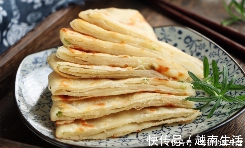 烙饼又干又硬是和面用错了水,牢记3点,饼柔软筋道,放凉不硬