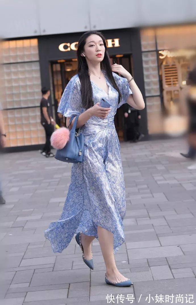 尖头|街拍:美女搭配一双尖头高跟鞋的话,整体给人一种名媛气质的时尚范儿