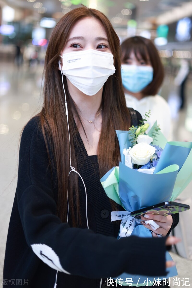 针织开衫|张紫宁穿黑色针织开衫搭配米色休闲裤,脚踩运动鞋纯净温柔