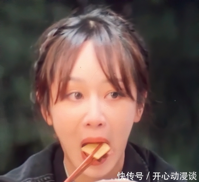 张艺兴 向往:张艺兴掏鸡蛋,差点被鸡啄,看他下意识嘟囔了啥?暴露修养