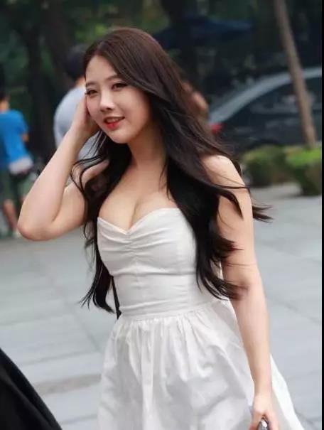 靓丽女孩 穿白色抹胸短裙的靓丽女孩, 可爱的长发童颜, 胖嘟嘟的!