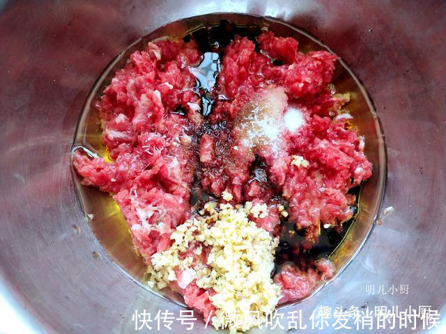 这菜5毛钱一斤，包饺子真好吃，个个肚大不走水，咬一口满嘴鲜汤