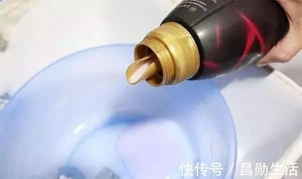 小苏打|教大家几个拖地小妙招，地板干净锃亮，半个月不拖也不落灰