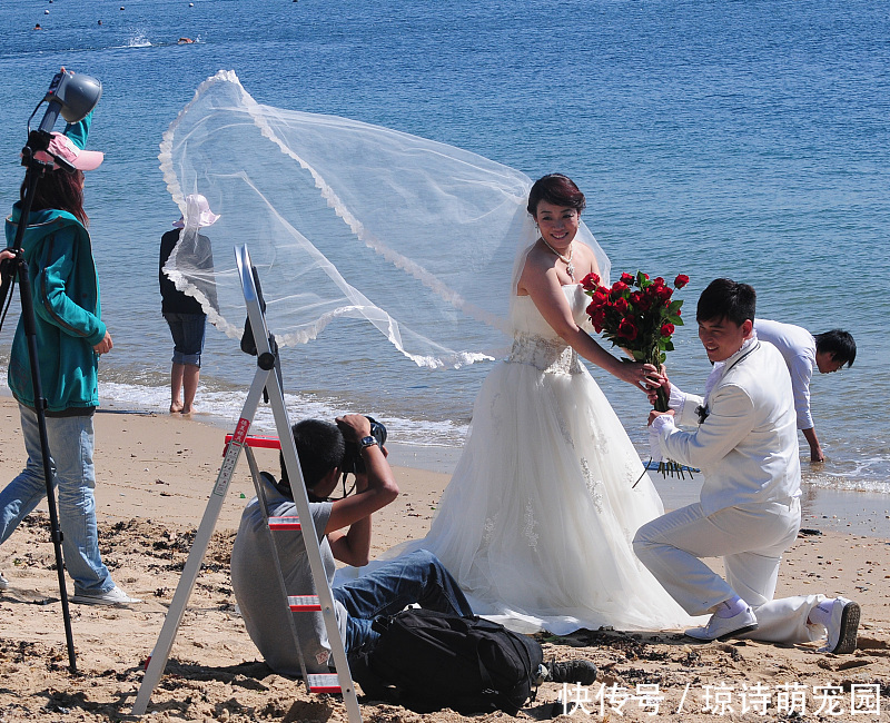 张乔|说好5千上车费迎亲时变5万，新郎选择妥协，进门时新娘吃下苦果