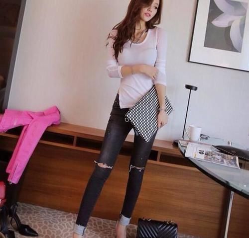美女|美女穿搭：紧身牛仔裤展露优越的美感，名媛气质十足啊
