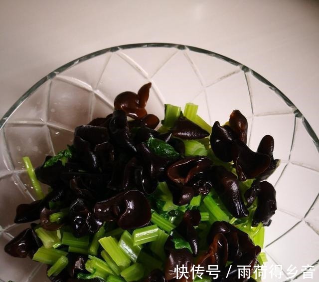 这菜千万不要隔夜吃，吃一次比喝酒危害还要大，还不进来看看！