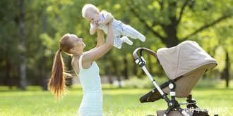 婴儿车|奶奶带孙子出门散步,路人拍下的照片让网友笑翻,宝宝:我太难了