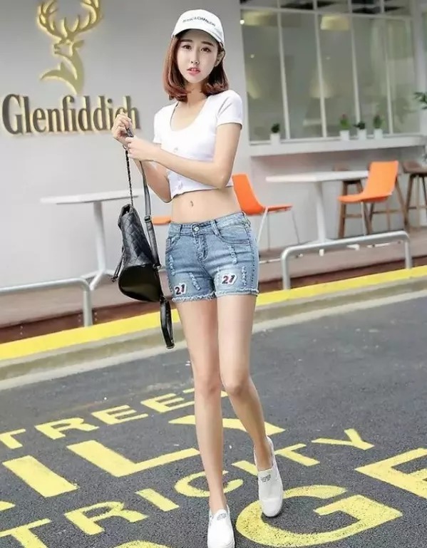 背影|穿牛仔短裤的美女，背影魅力十足，清爽又养眼