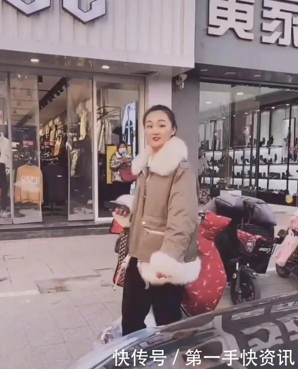 风衣|大衣哥亲家母太时髦!穿白棉服齐刘海皮肤真白,跟陈亚男似姐妹