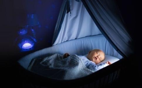 孩子|一家四口“睡姿”走红,网友调侃孩子是意外,父母才是真爱