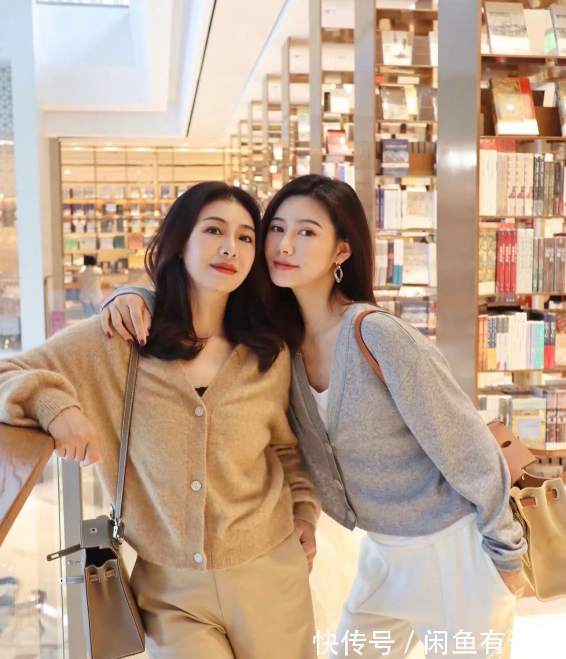 姐妹 现在50、60岁的阿姨真厉害,身材纤细穿搭时髦,硬把女儿熬成姐妹