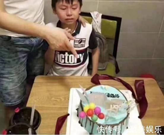 生日蛋糕|“最残忍生日蛋糕”火了，9岁男孩当场情绪失控，网友：生无可恋