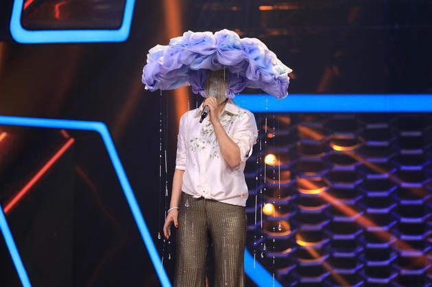 蒙面唱將|蒙面唱將迎來最大牌歌手,揭面之后猜評團(tuán)愣了,沒人敢點(diǎn)評