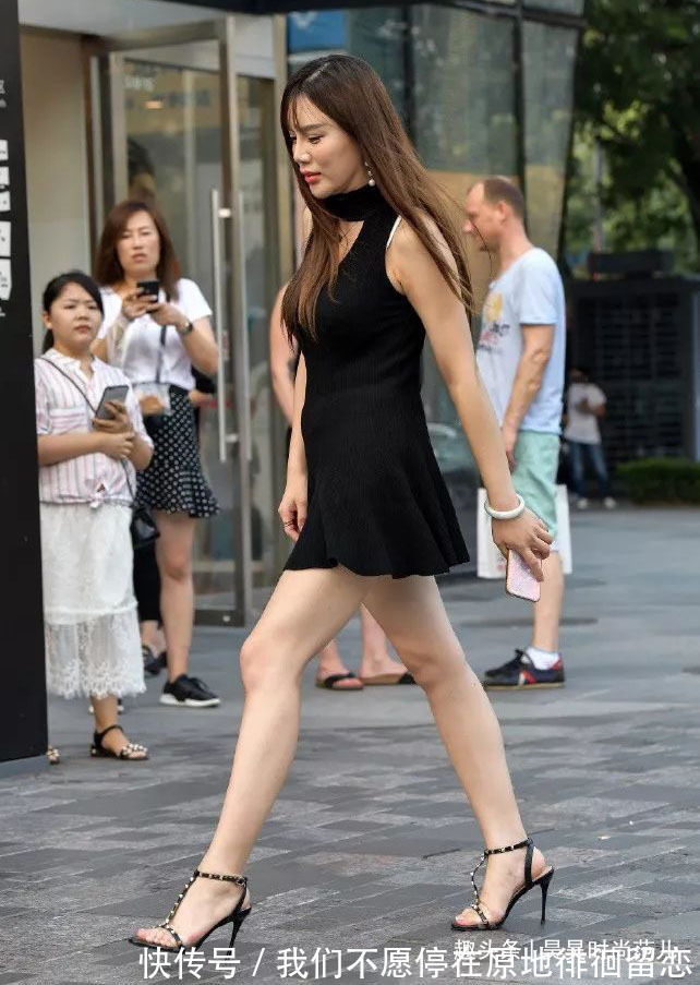大方|气质女生就爱穿裙装，初秋一条挂脖无袖连衣裙搭配，大方知性优雅