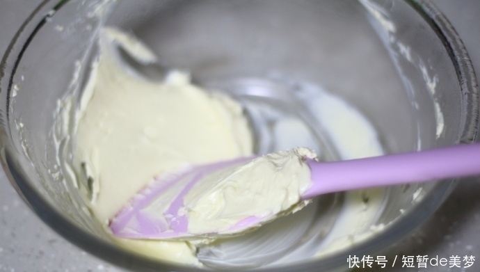 炎热的夏天,来一份酸酸甜甜的百香果慕斯,解暑又开胃!