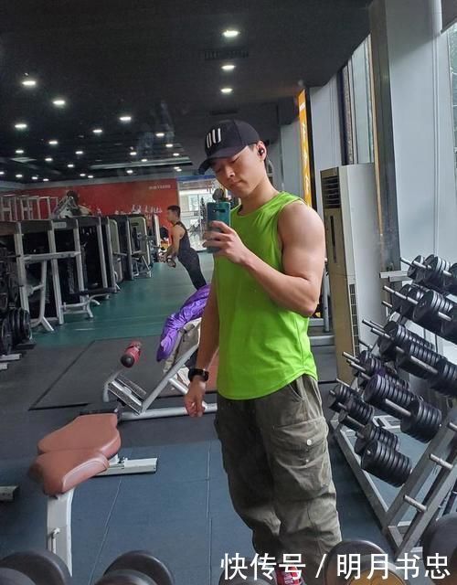 德西|健身教练就是好,随意拍张图就能成为网红照