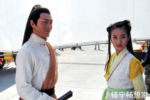 真传&神雕中,她与郭芙同父异母,曾得周伯通真传,她母亲曾爱上欧阳锋