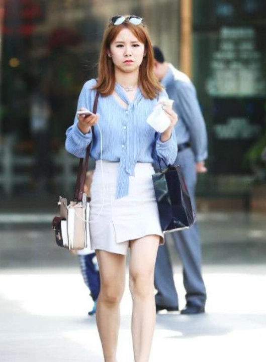 街拍：美女齐肩短发穿衬衫裙，气质温文尔雅，楚楚动人
