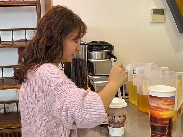 吧台|工位边上就是奶茶吧台，每天都有“喝不完”的奶茶！茶饮研发师到底有多爽？