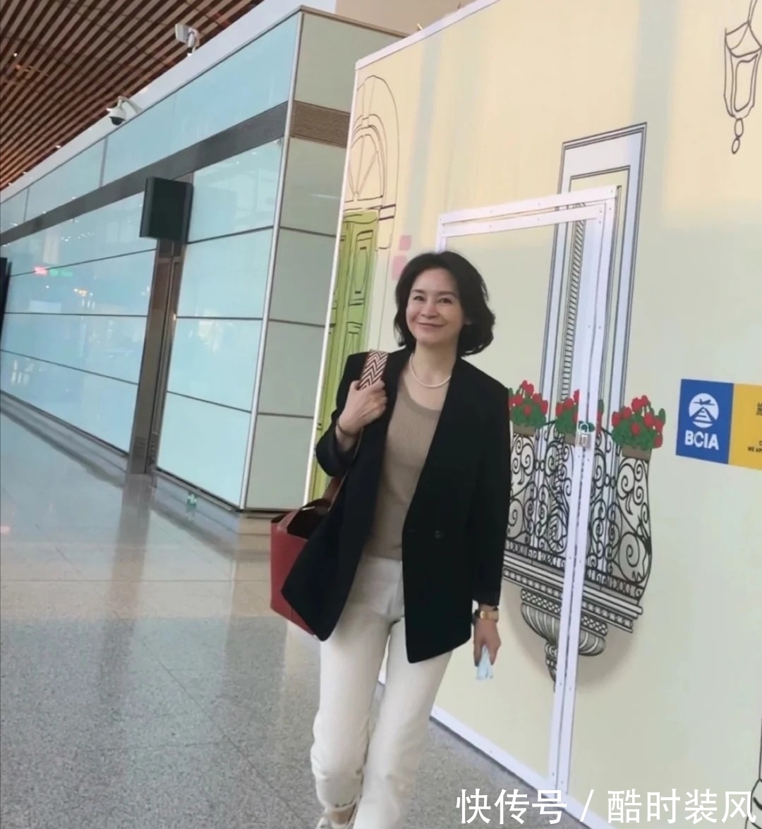 穿搭 她才是50岁+妈妈们的穿衣榜样!自然真实不扮嫩,得体大方有气质