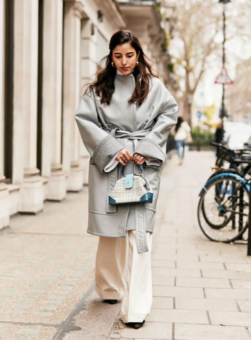 今春穿什么颜色好看？最显高级的“杏色＋墨灰”配色，错过很遗憾