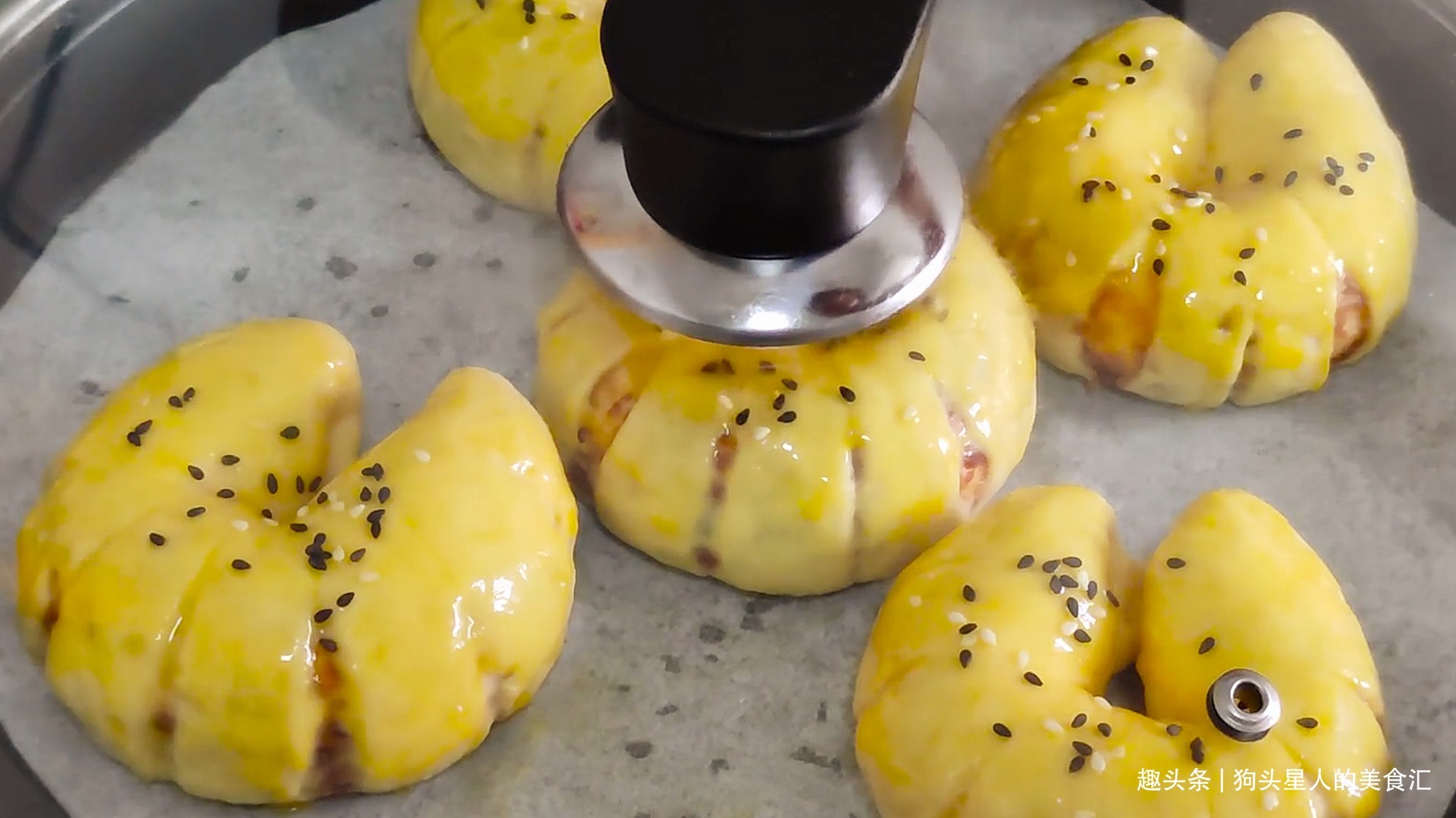 面粉不要做包子馒头了，教你新做法，不蒸也不烤，上桌就扫光