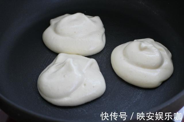蛋黄|用平底锅就能做舒芙蕾松饼,口感松软香甜,孩子天天吃也不嫌腻!