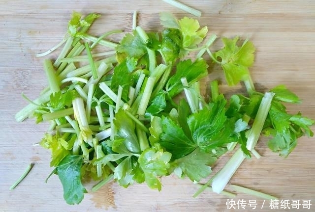 这道凉拌菜爽口开胃，做法简单，常吃能清理血管，预防三高