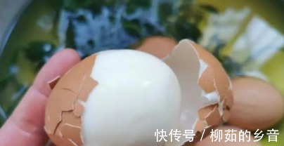 煮鸡蛋冷水、热水下锅都不对，牢记这3点，鸡蛋轻轻一碰就脱壳！