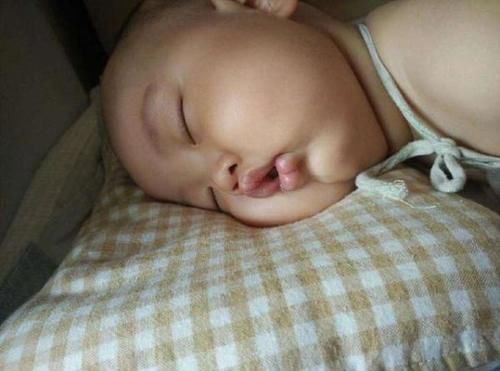 宝宝不满八个月，这3种睡姿不利于骨骼发育，宝妈要多注意