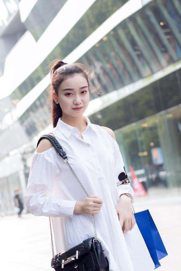 牛仔短裤|时尚靓丽的小姐姐,优雅大方的穿着搭配修身牛仔裤,真是美不胜收