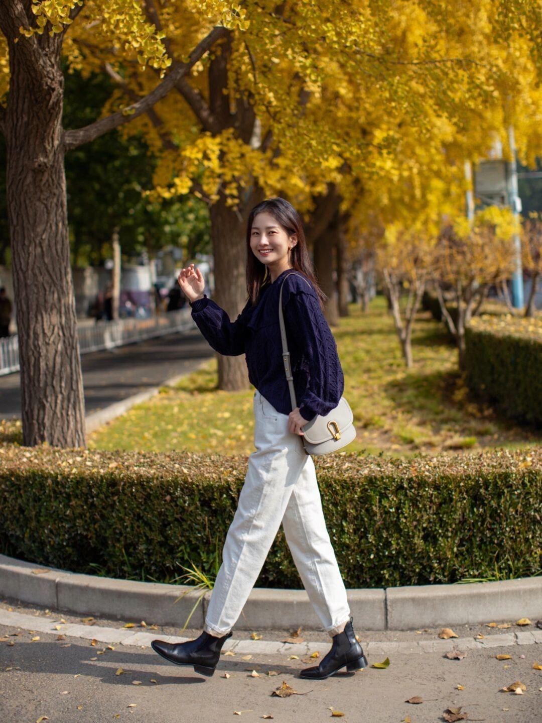 紫色大衣外套 秋冬怎样搭配出知性优雅的气质,碎花裙+紫色大衣外套,时髦又不失女人味!