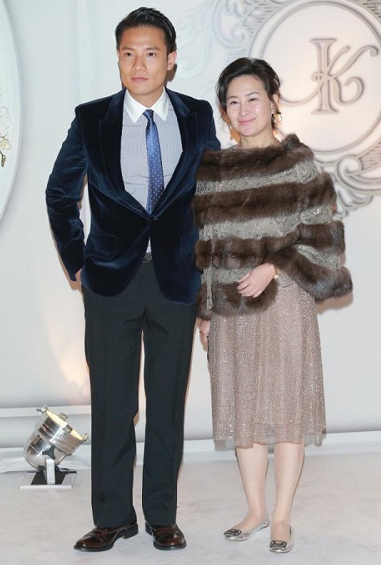 何超琼衣服品味真好!穿一件皮草披肩搭配连衣裙,秒变“贵妇”