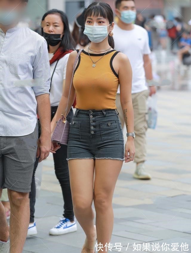 姜黄色 姜黄色上衣搭配淡紫色方包,性感成熟,知性大气!