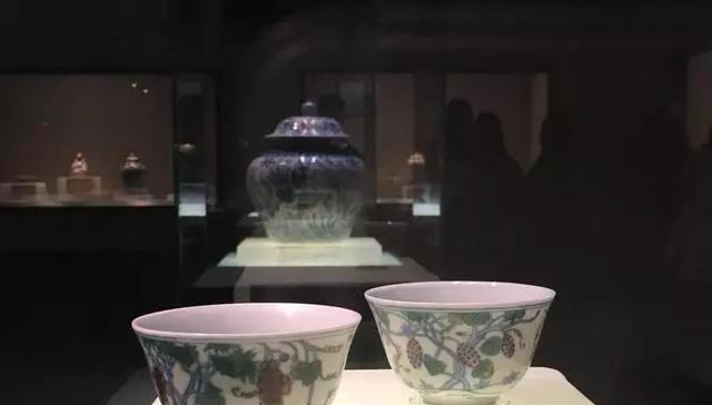  价值连城|7岁女童墓葬中出土的一对价值连城的成化斗彩葡萄纹杯！