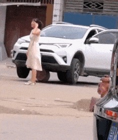 |搞笑GIF: 昨天领女友回家吃饭 全家人大气都不敢喘一下