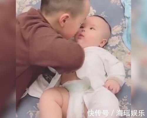 小宝儿|大宝给二宝耐心换衣服,接下来的一个举动暖化人心:满脸都是宠溺