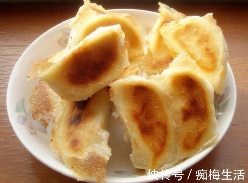 焦黄|水煎包怎么做才好吃?分享详细制作过程,松软鲜香,底部焦黄不糊
